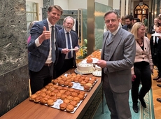 Axel Ronse deelt boules de Berlin uit aan Peter De Roover en Bart De Wever
