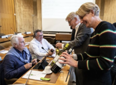 Philippe Dejaegher en Liesbet Maddens delen flessen wijn uit aan de Groen-fractie